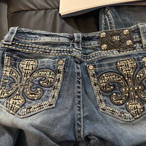 💎  Miss Me 📏 Size: 27 🎨 Color: Medium Wash Blue 👖 Style: Signature Boot